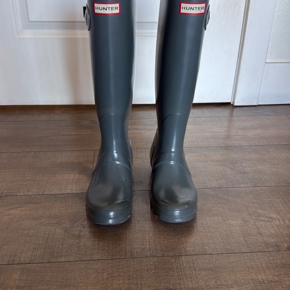 Hunter Tall Gloss Waterproof Rain Boot. - Gray - Size 7 - Picture 3 of 9